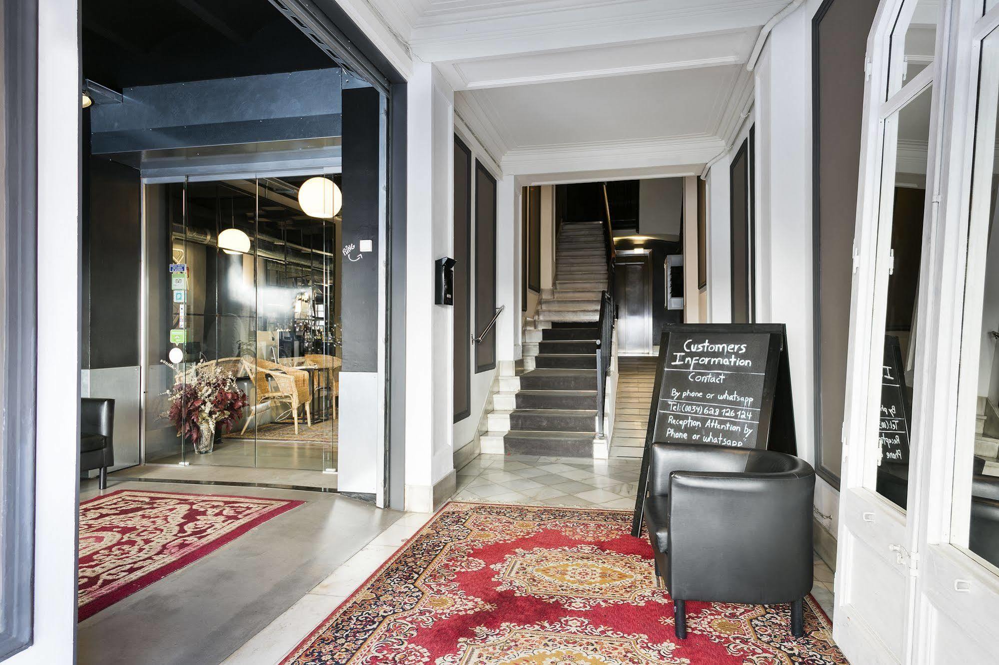 Fira Apartments By Gaiarooms Barcelona Bagian luar foto
