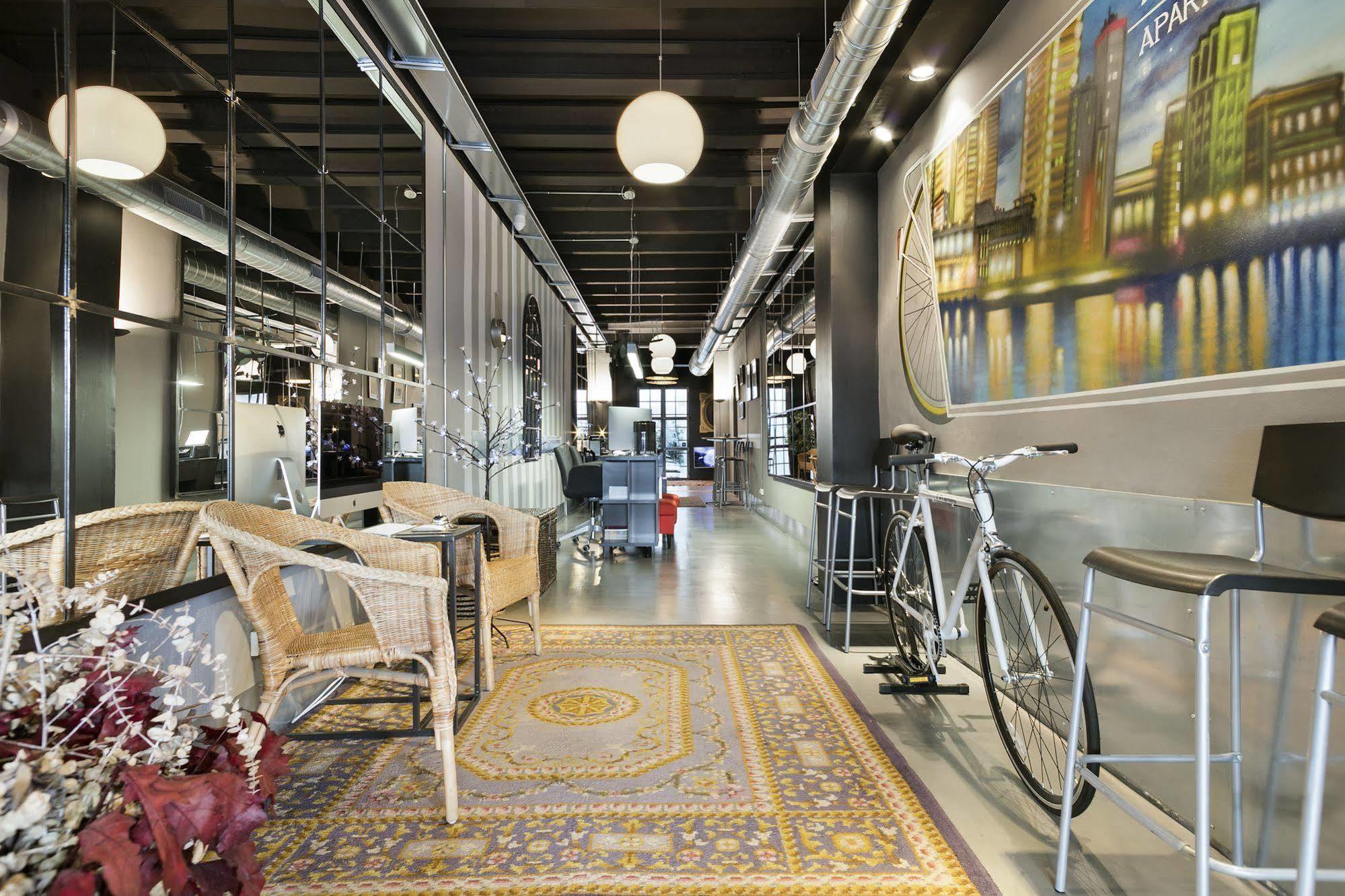 Fira Apartments By Gaiarooms Barcelona Bagian luar foto