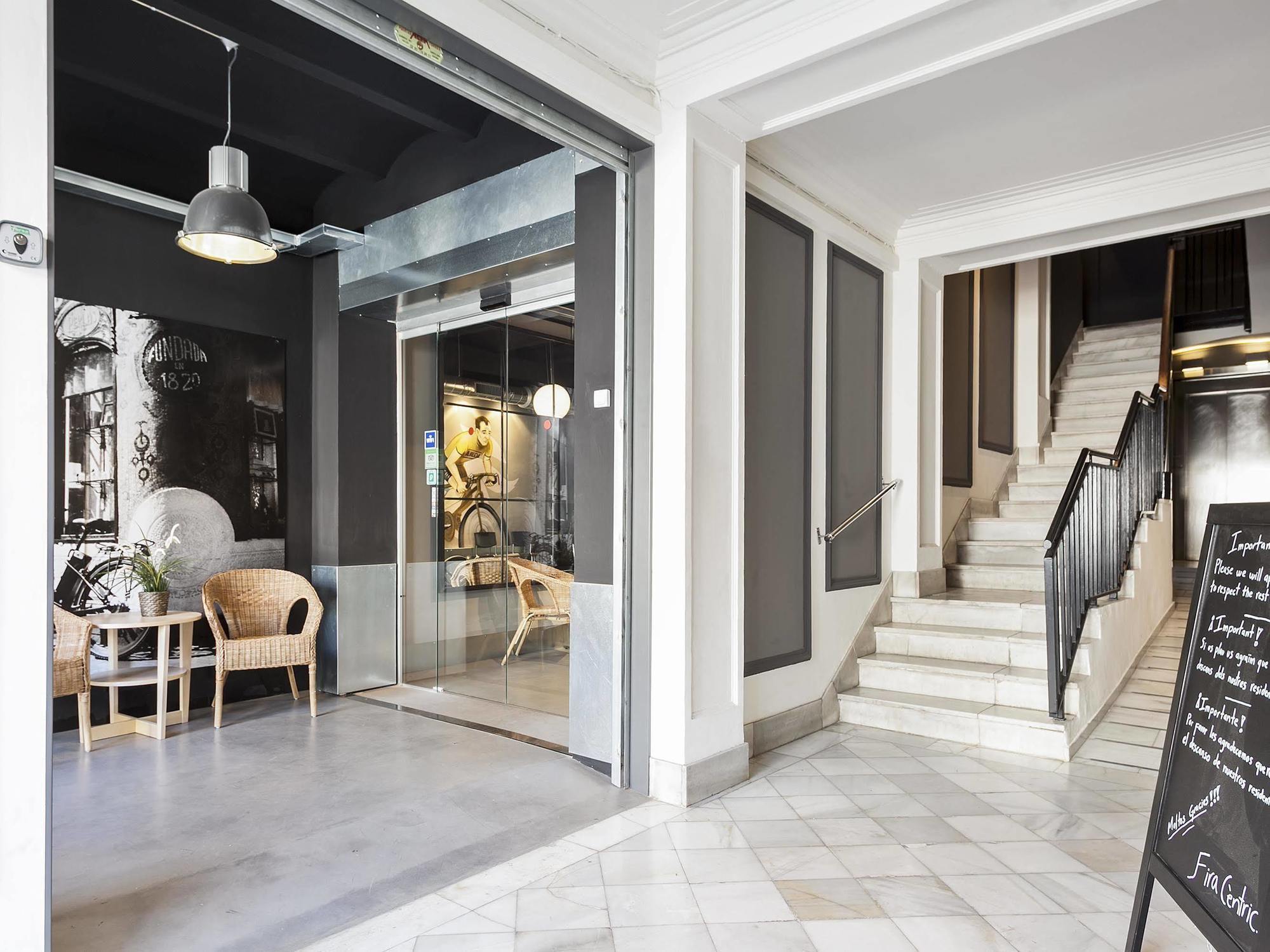 Fira Apartments By Gaiarooms Barcelona Bagian luar foto