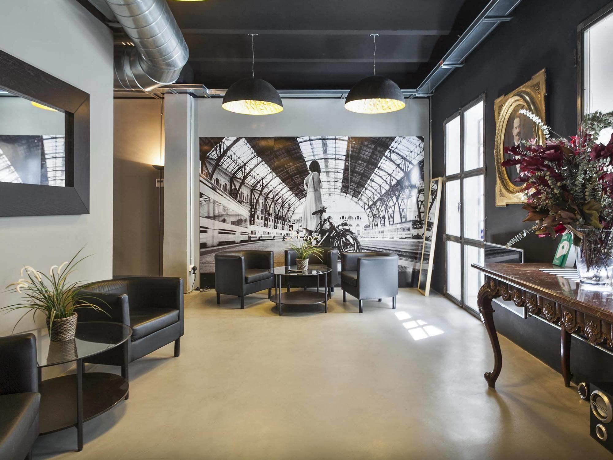 Fira Apartments By Gaiarooms Barcelona Bagian luar foto
